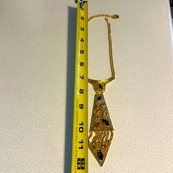 Vintage whimsical tie shaped brushed gold tone and rhinestone necklace (… - Picture 6 of 7